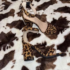 In really good condition! Only been used once.